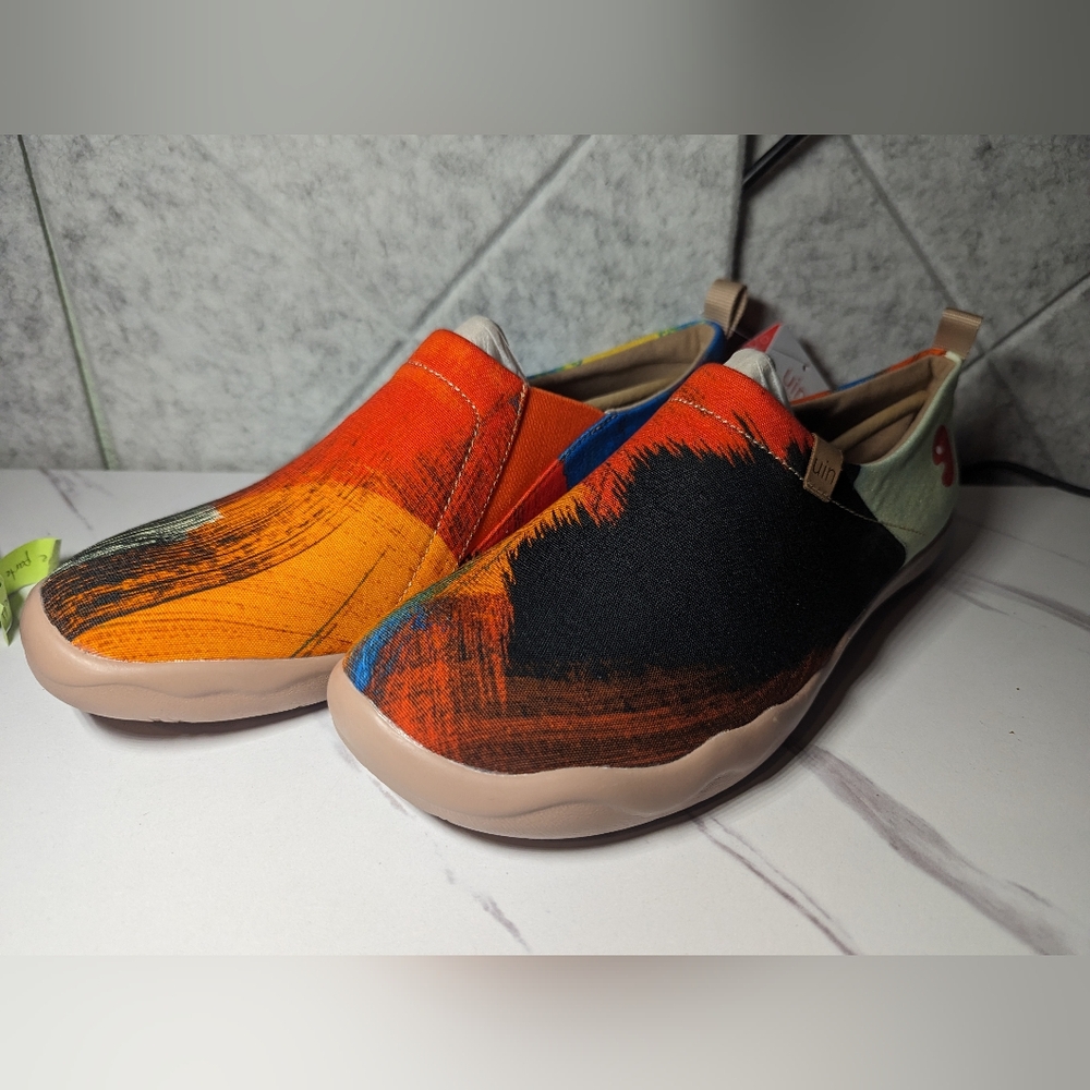 Men's Size 9.5 UIN Art Travel Shoes